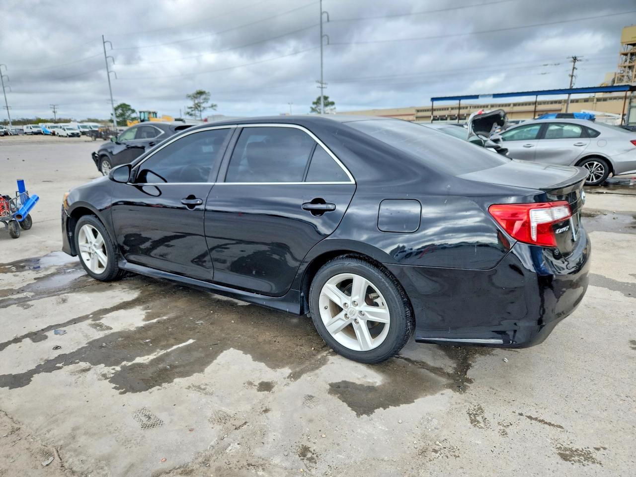 2014 TOYOTA CAMRY SE photo 2