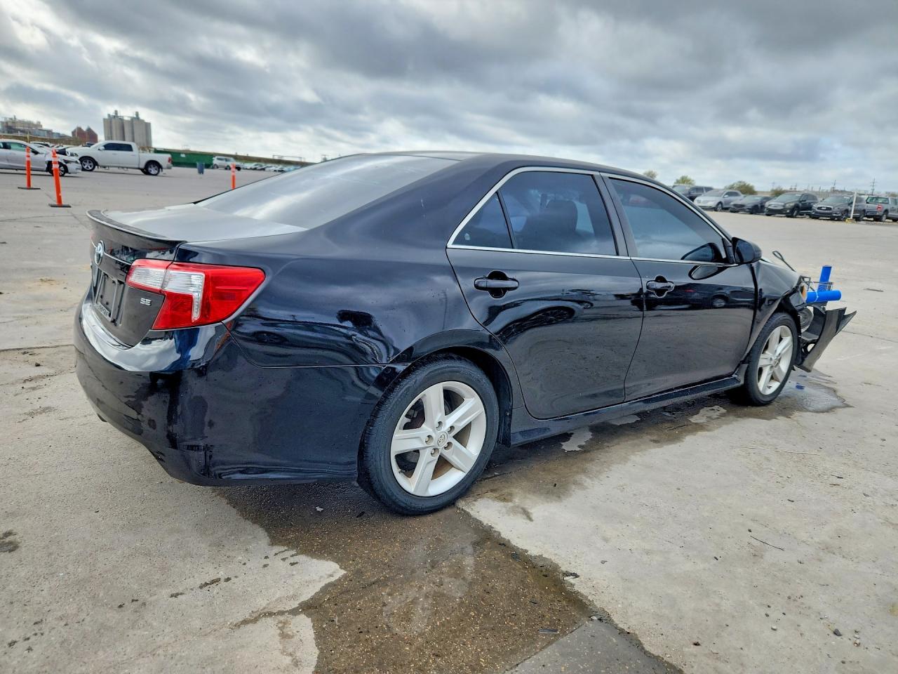 2014 TOYOTA CAMRY SE photo 3