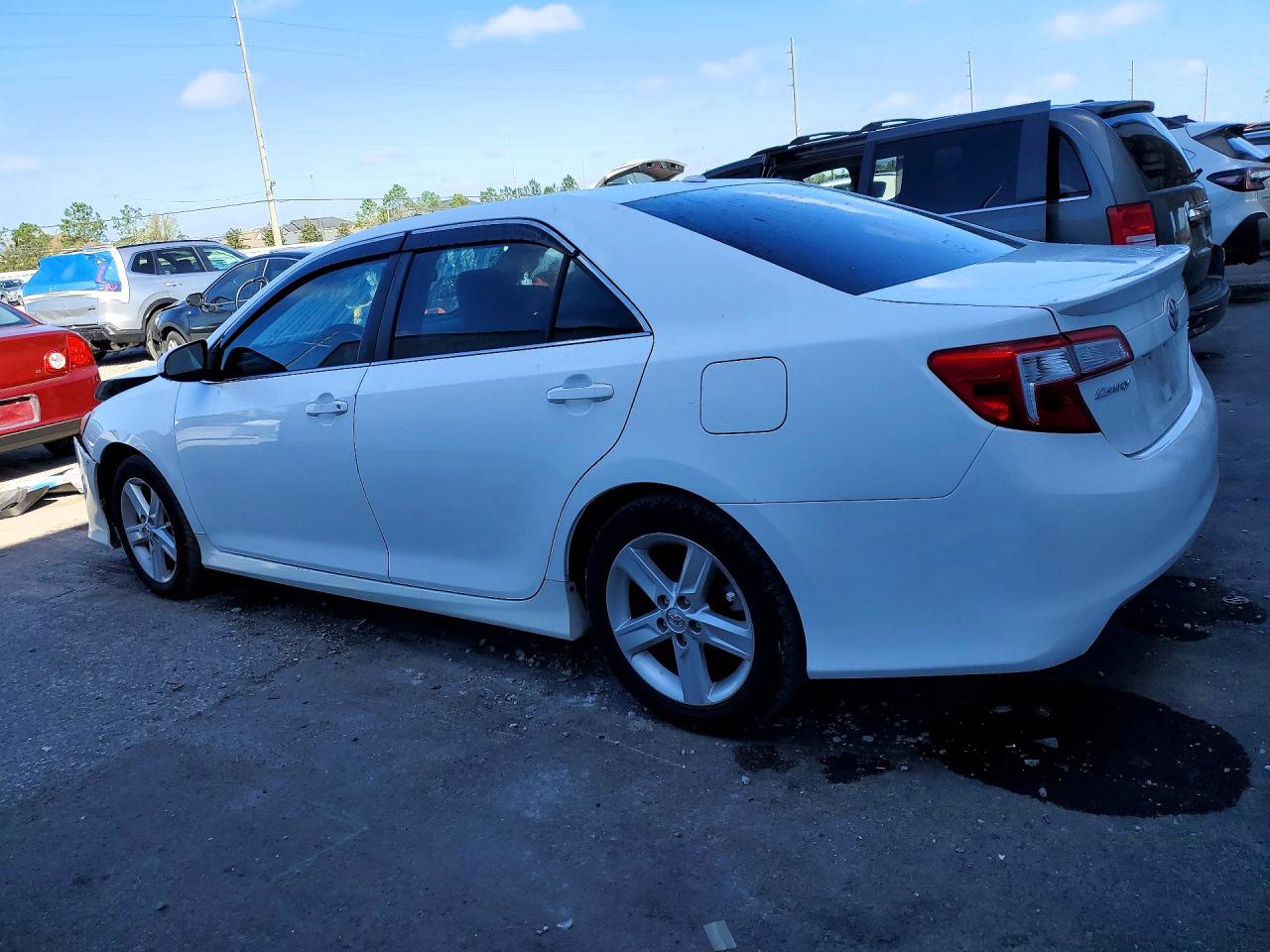 2014 TOYOTA CAMRY SE photo 4