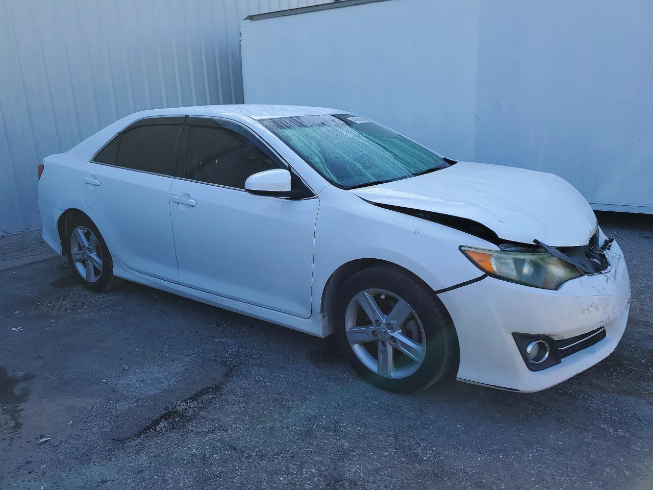 2014 TOYOTA CAMRY SE photo 10