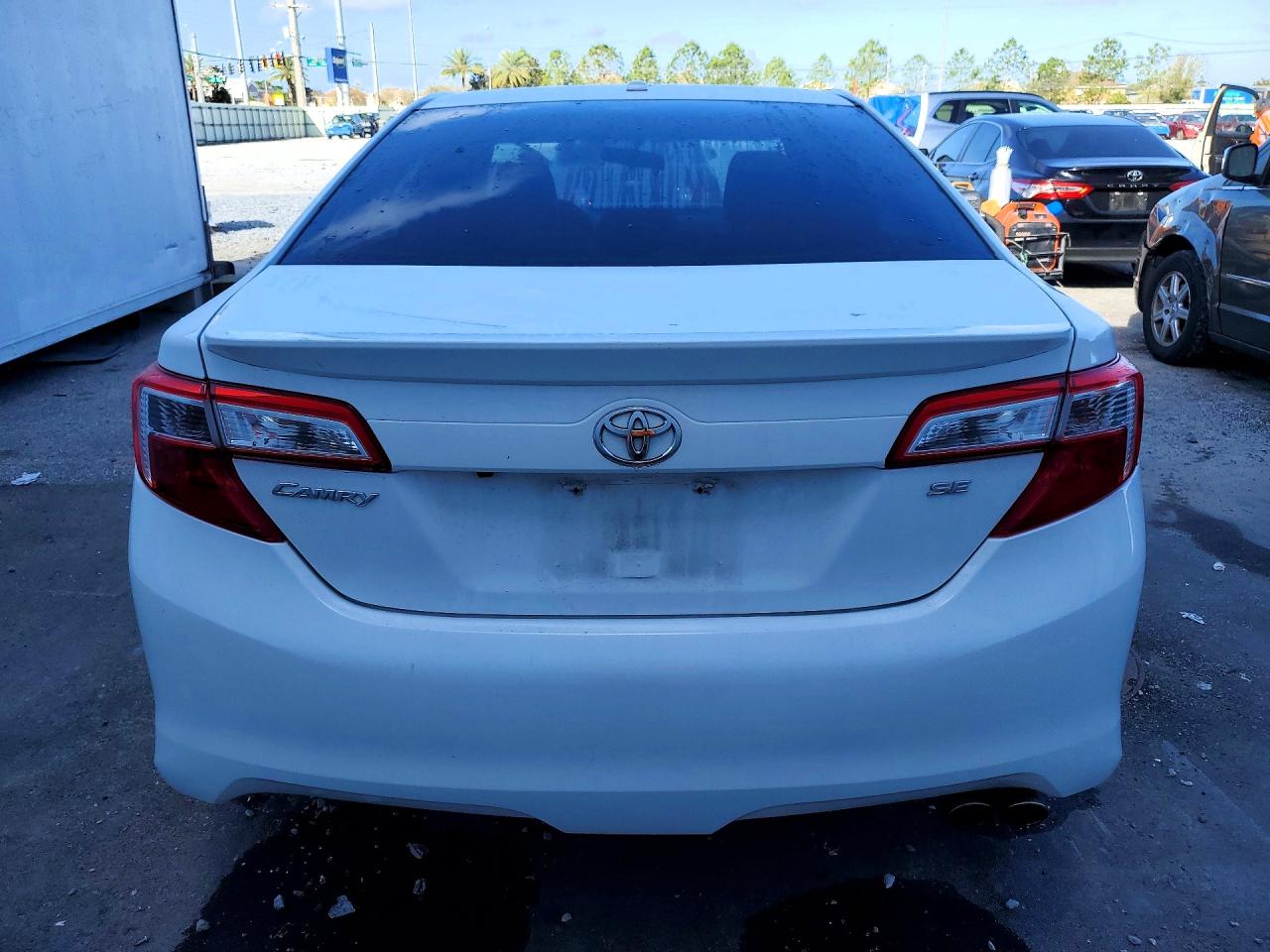 2014 TOYOTA CAMRY SE photo 16