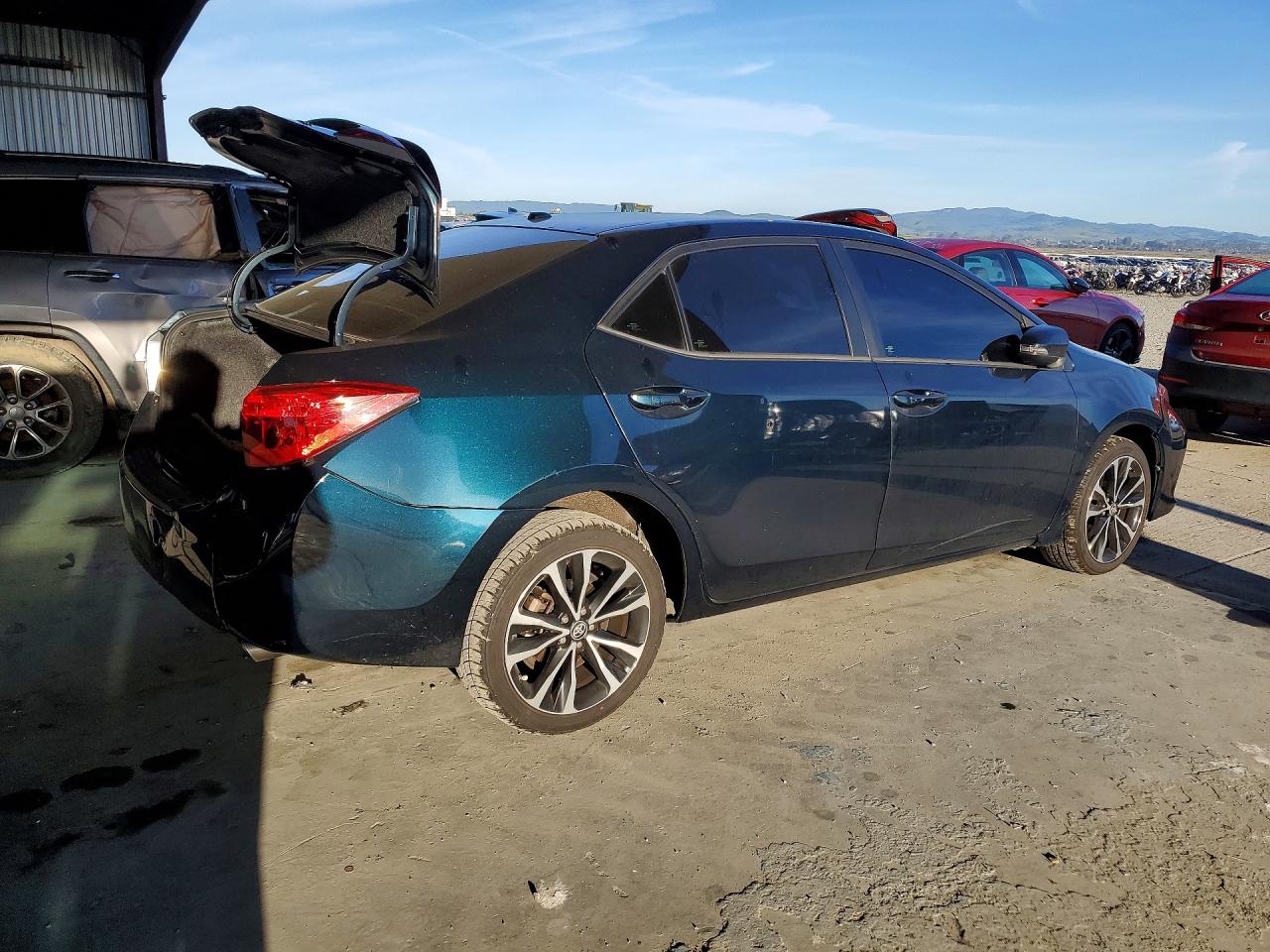 2017 TOYOTA COROLLA SE photo 3