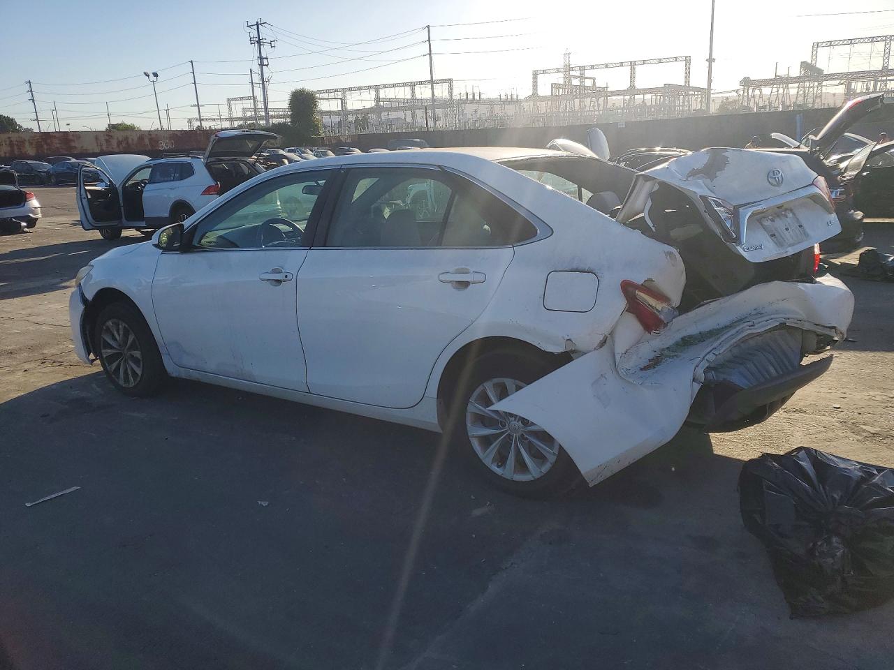2017 TOYOTA CAMRY LE photo 2