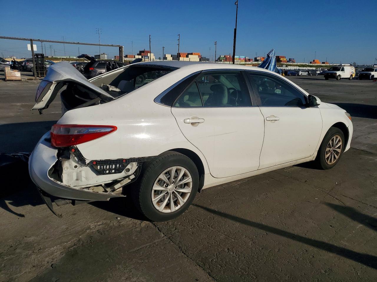 2017 TOYOTA CAMRY LE photo 3
