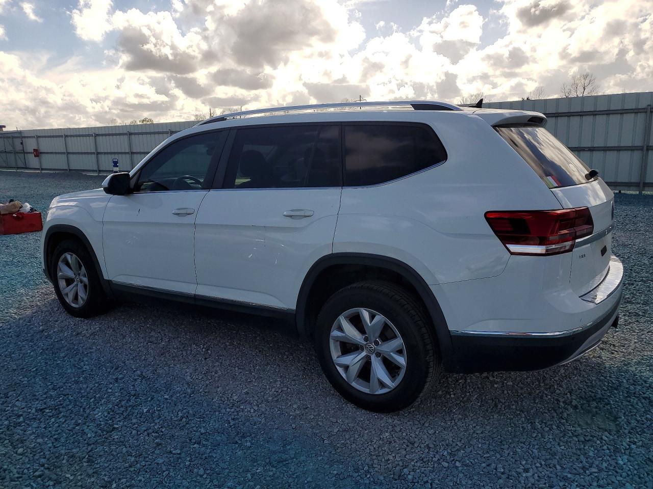 2018 VOLKSWAGEN ATLAS SEL photo 2