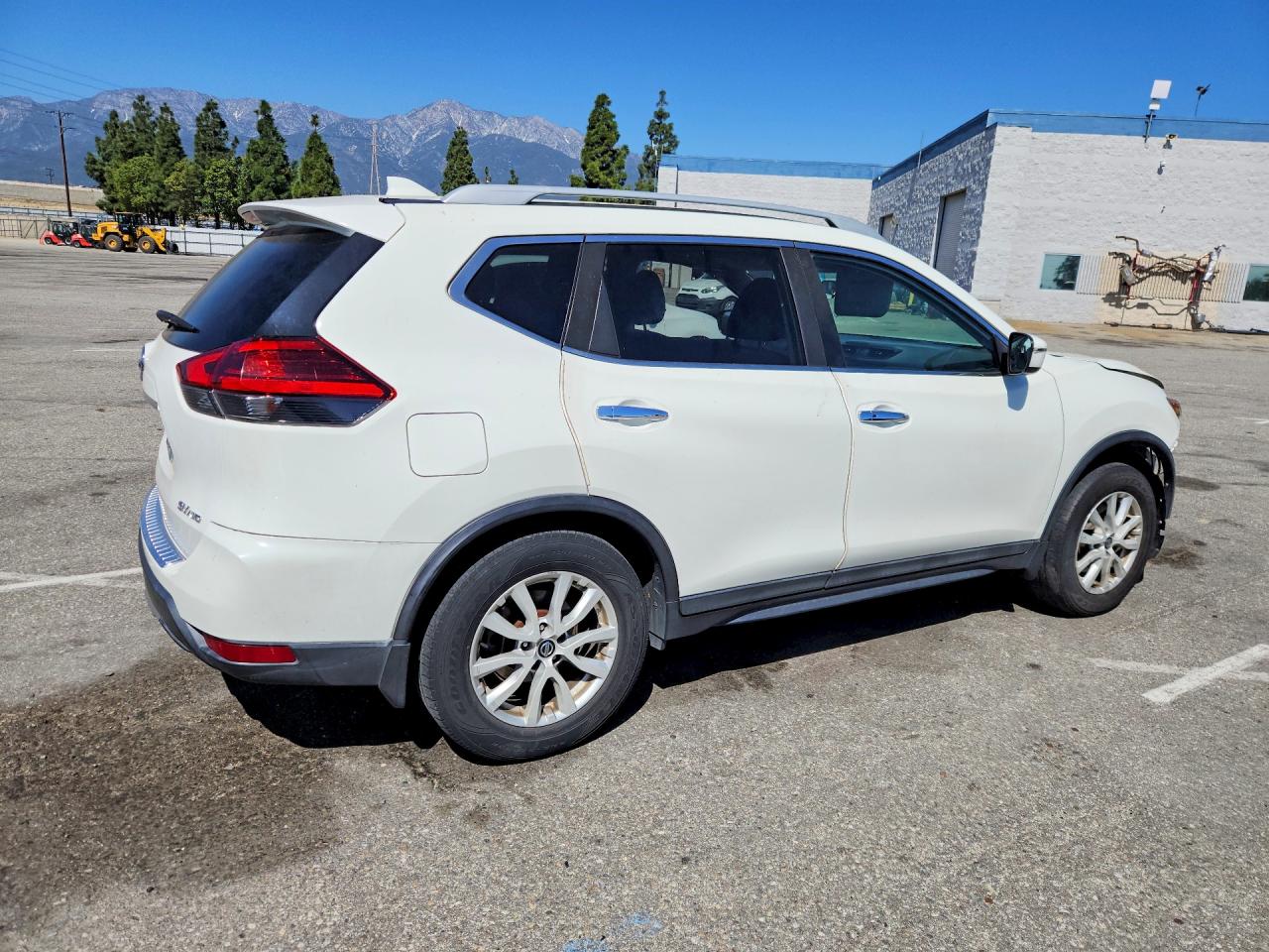 2017 NISSAN ROGUE SV photo 5