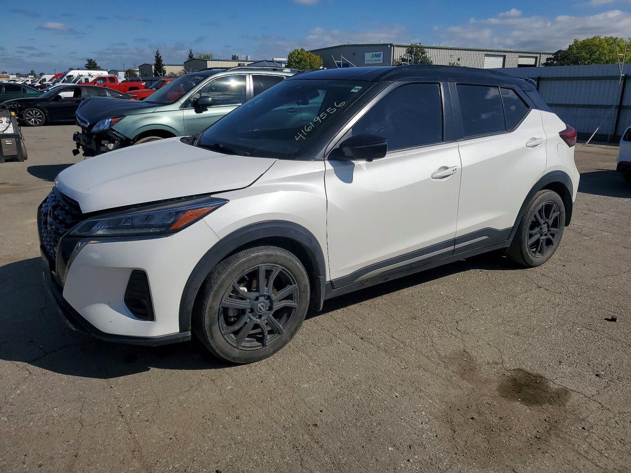 2023 NISSAN KICKS