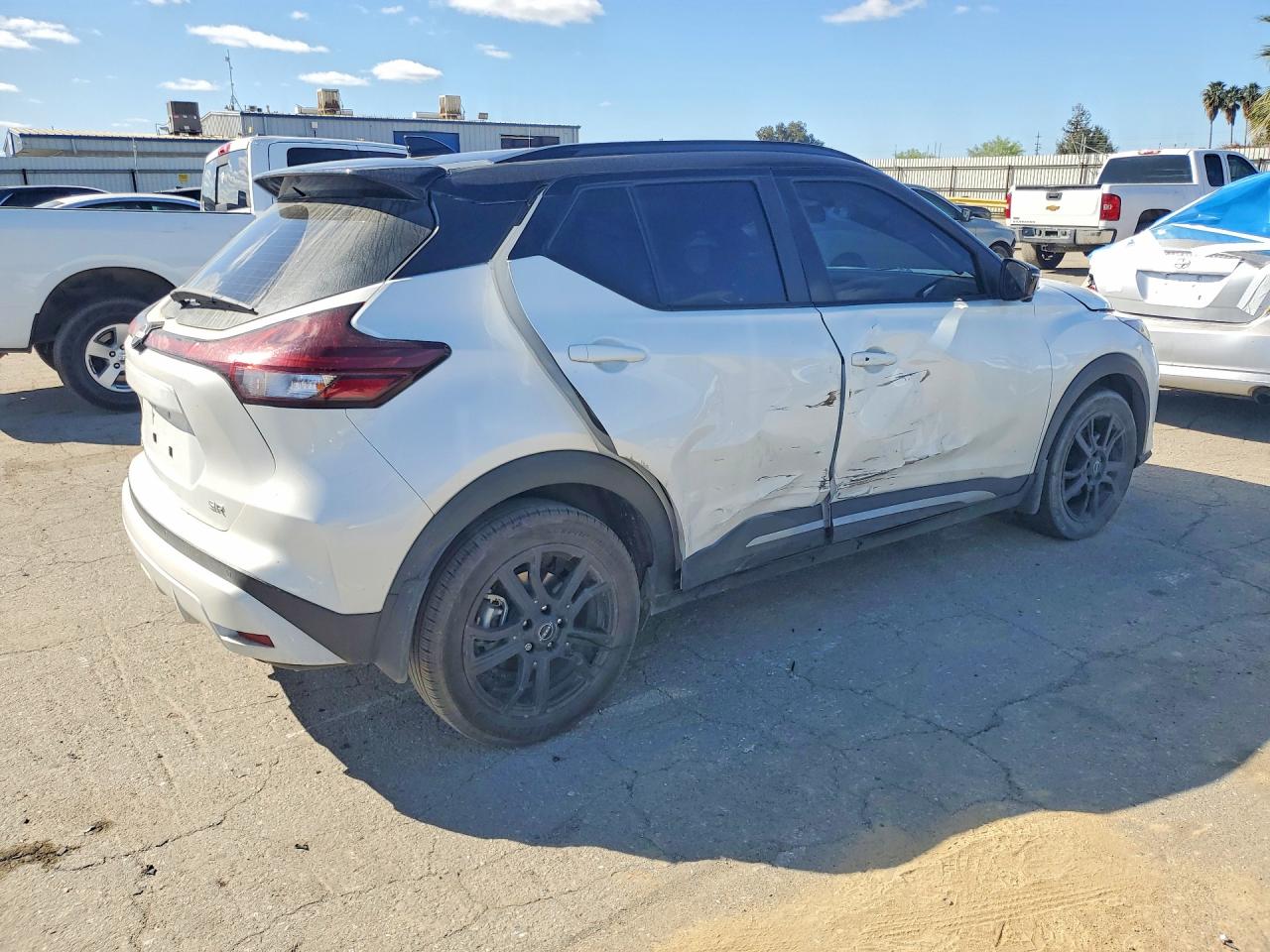 2023 NISSAN KICKS SR photo 3