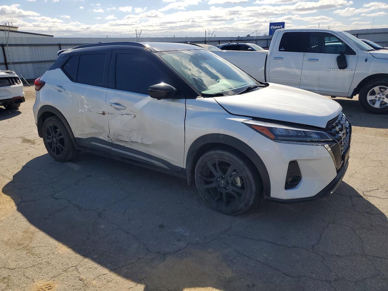 2023 NISSAN KICKS SR photo 4