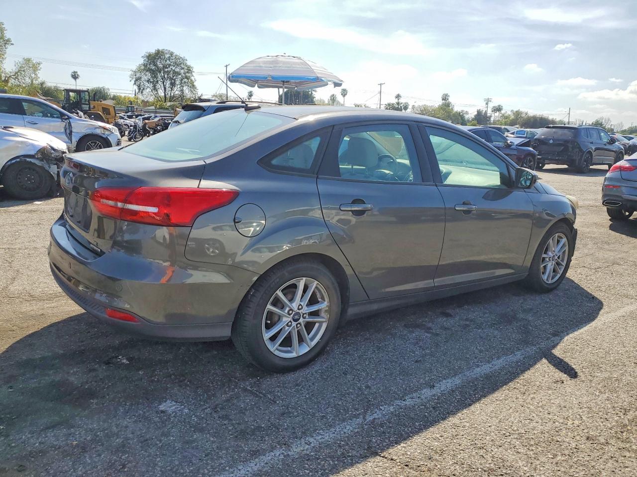 2015 FORD FOCUS SE photo 3