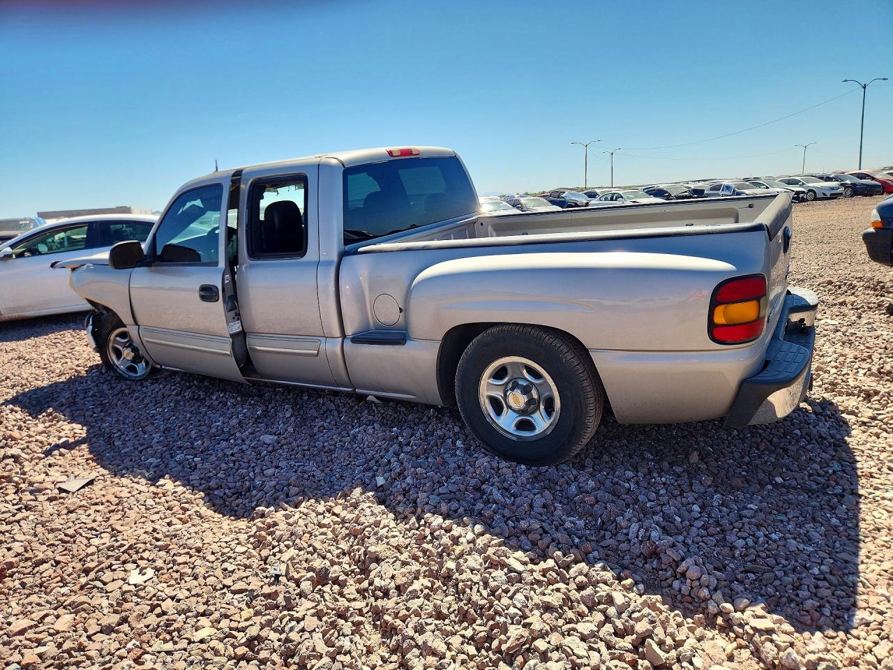 2004 CHEVROLET SILVERADO C1500 photo 2