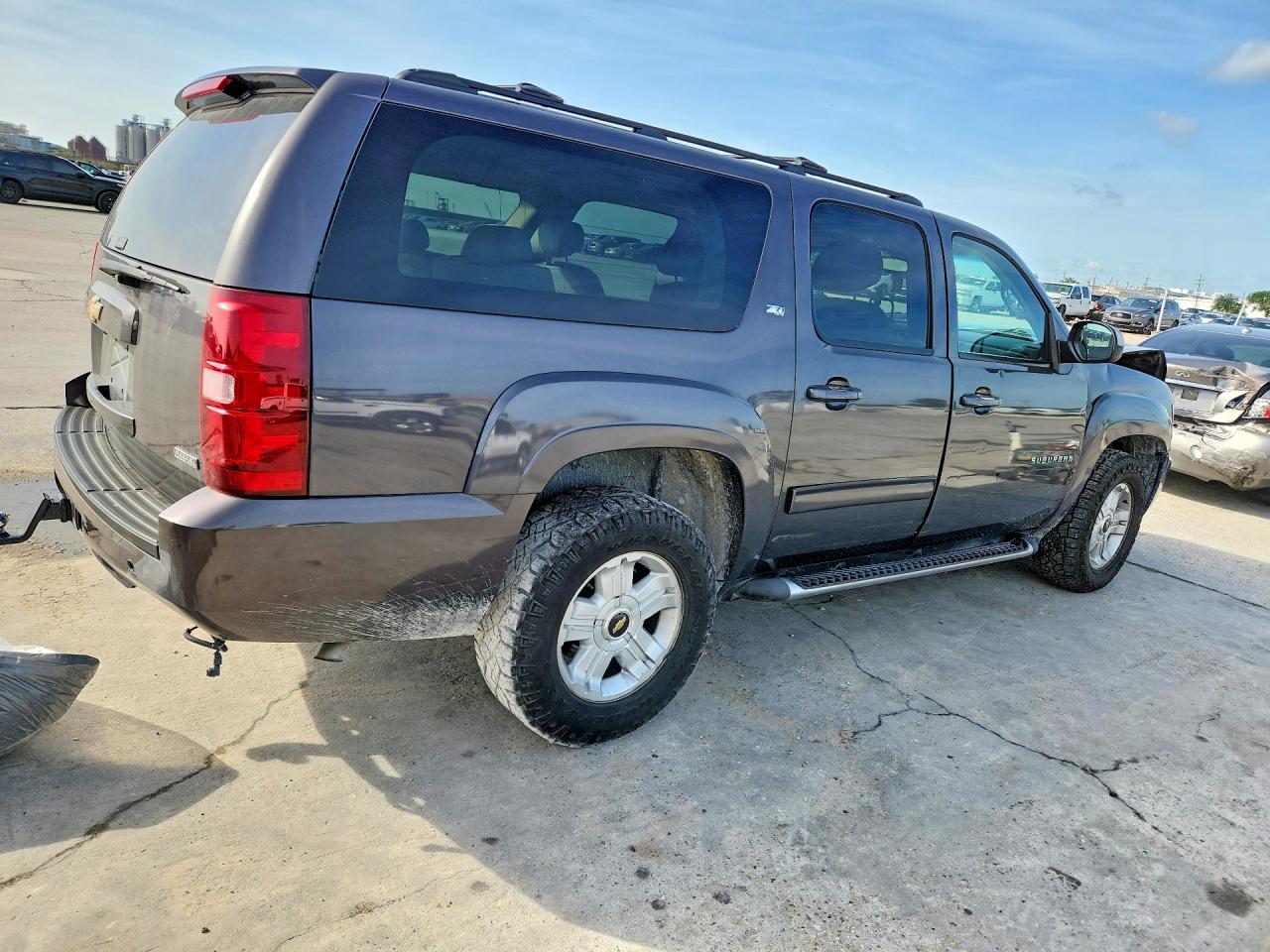 2010 CHEVROLET SUBURBAN K1500 LT photo 3