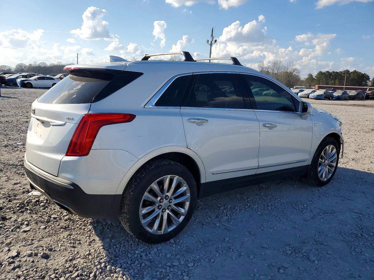 2017 CADILLAC XT5 PLATINUM photo 5