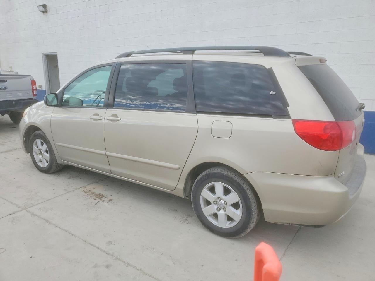 2006 TOYOTA SIENNA LE 7 PASSENGER photo 2