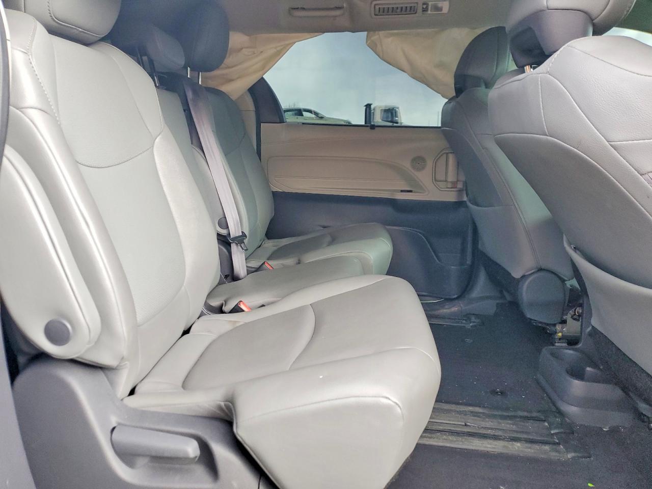 2021 TOYOTA SIENNA XLE 8-PASSENGER photo 31