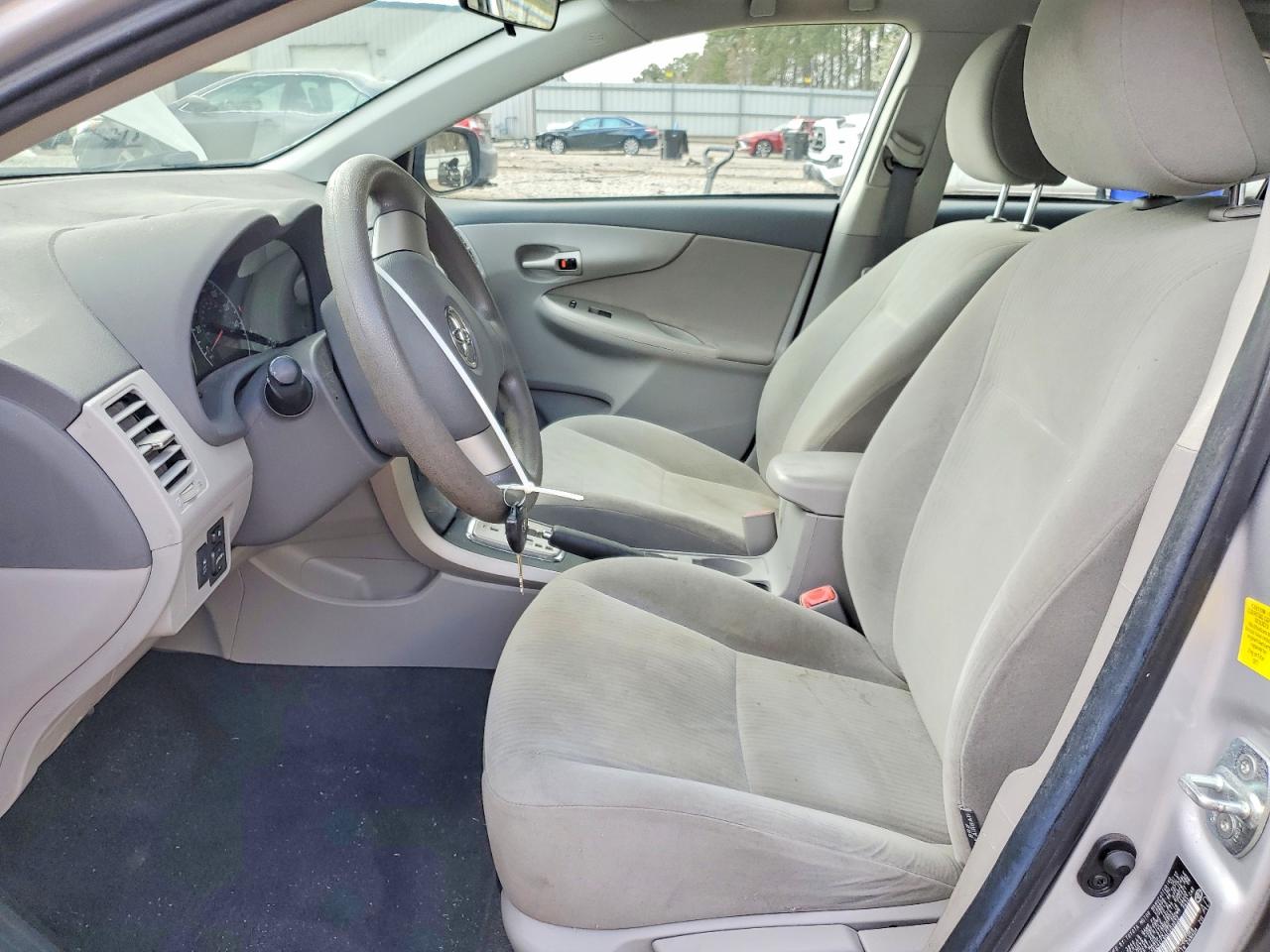 2010 TOYOTA COROLLA LE photo 13