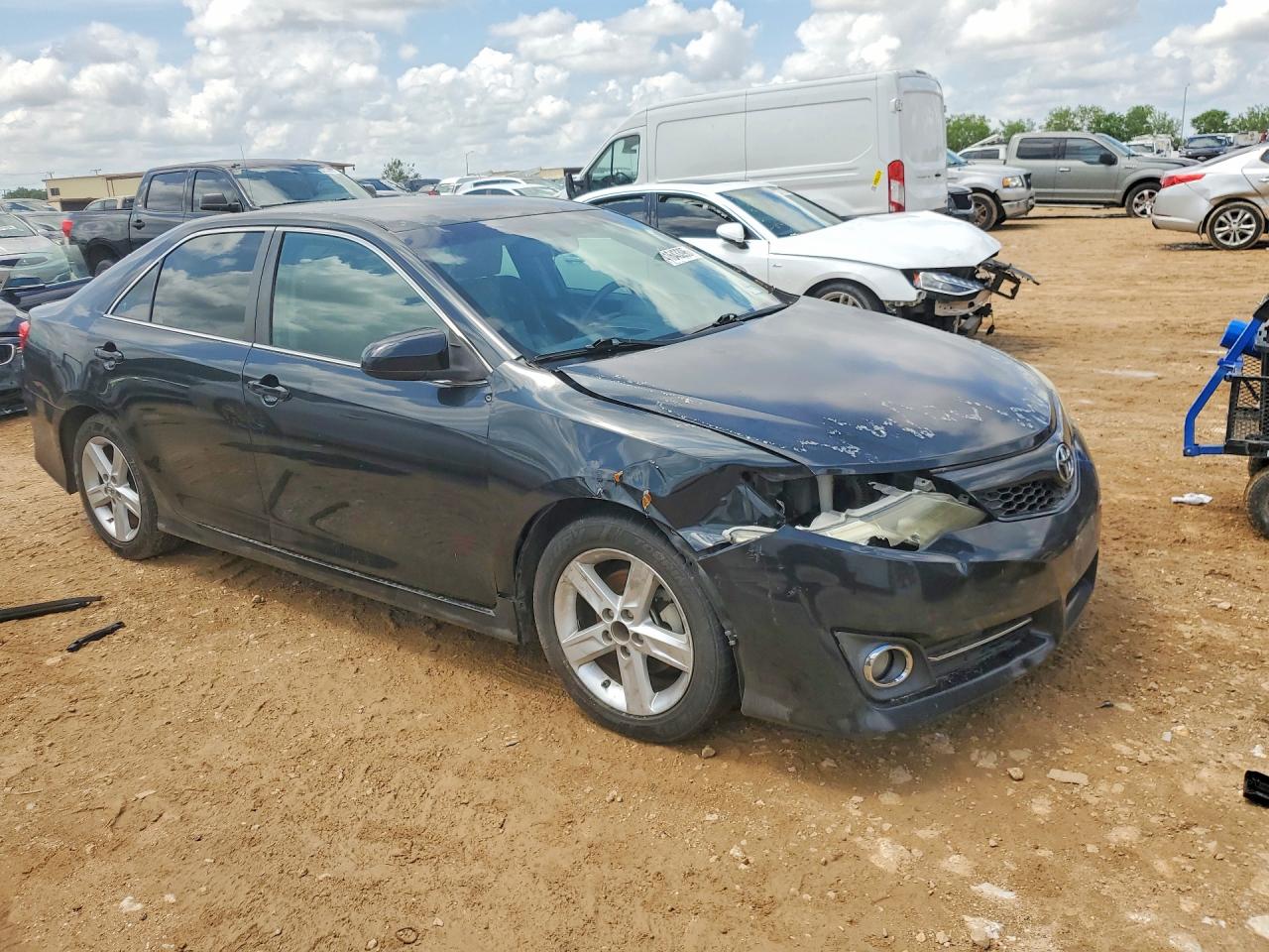 2014 TOYOTA CAMRY SE photo 10