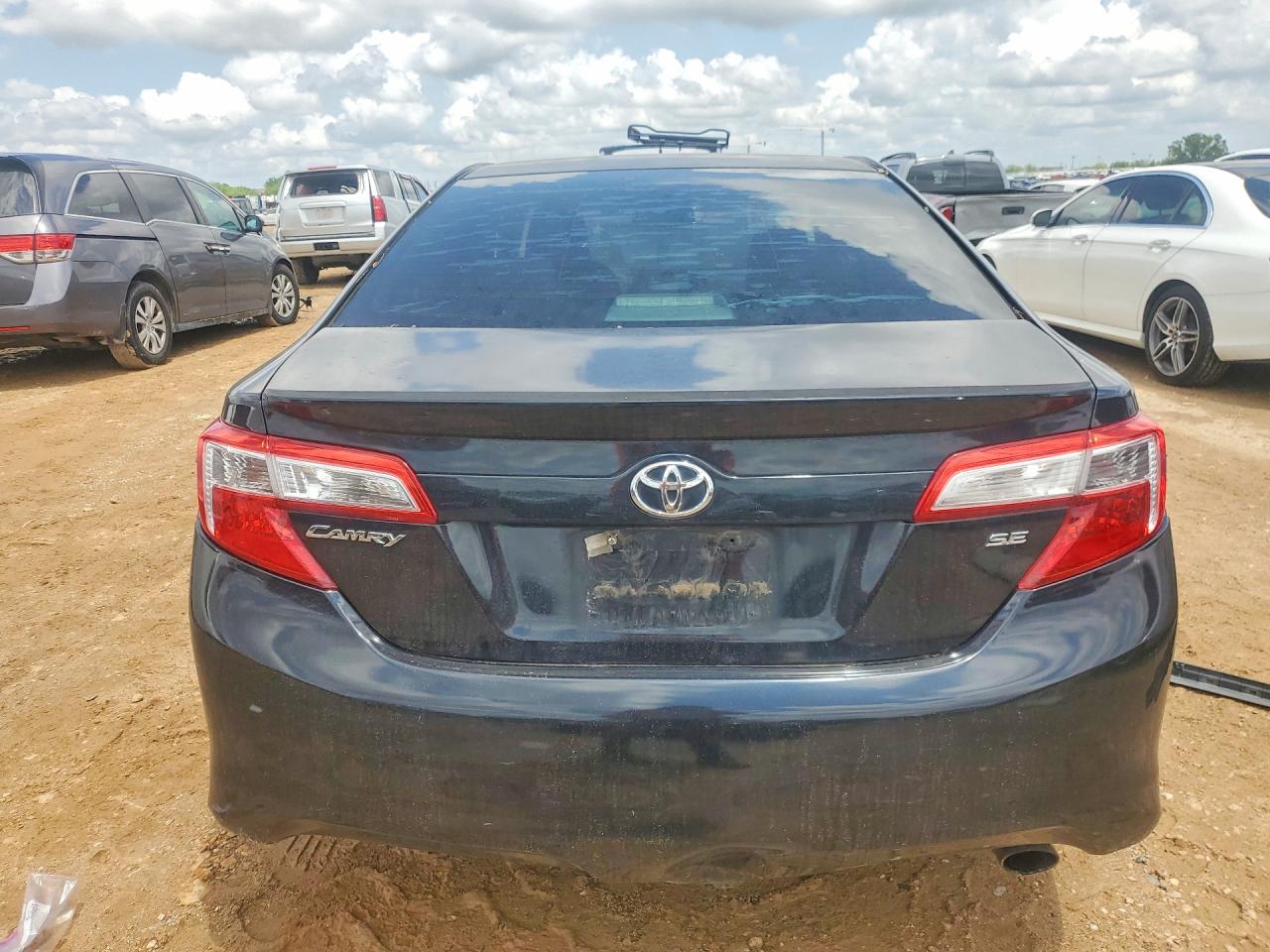 2014 TOYOTA CAMRY SE photo 16