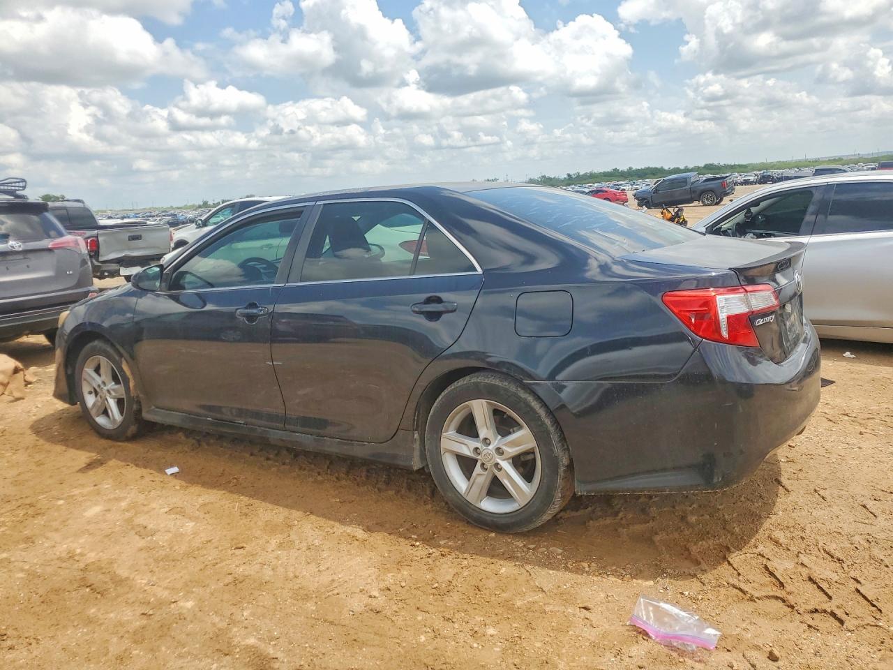 2014 TOYOTA CAMRY SE photo 4