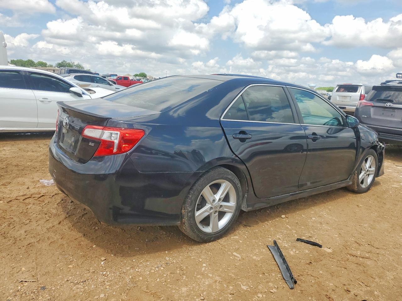 2014 TOYOTA CAMRY SE photo 7