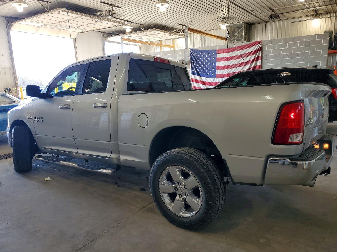 2016 RAM 1500 SLT photo 3