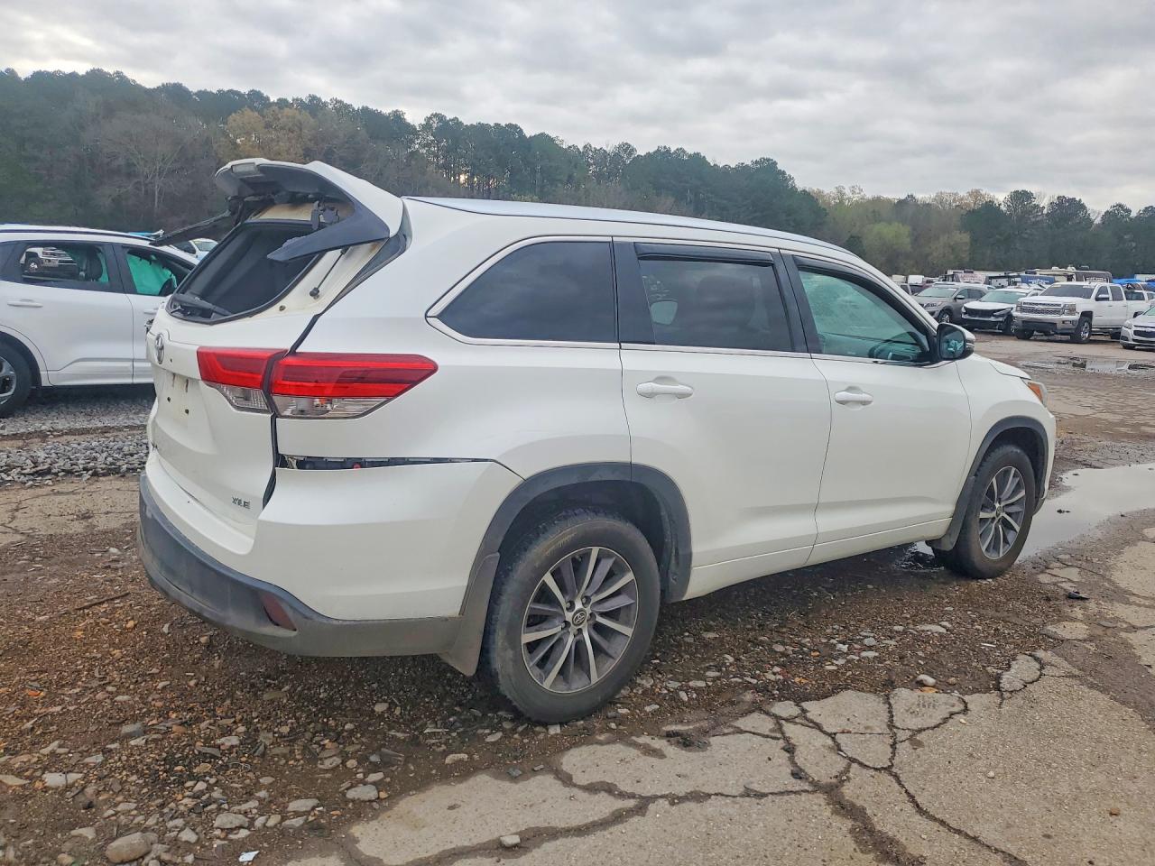 2018 TOYOTA HIGHLANDER XLE photo 3