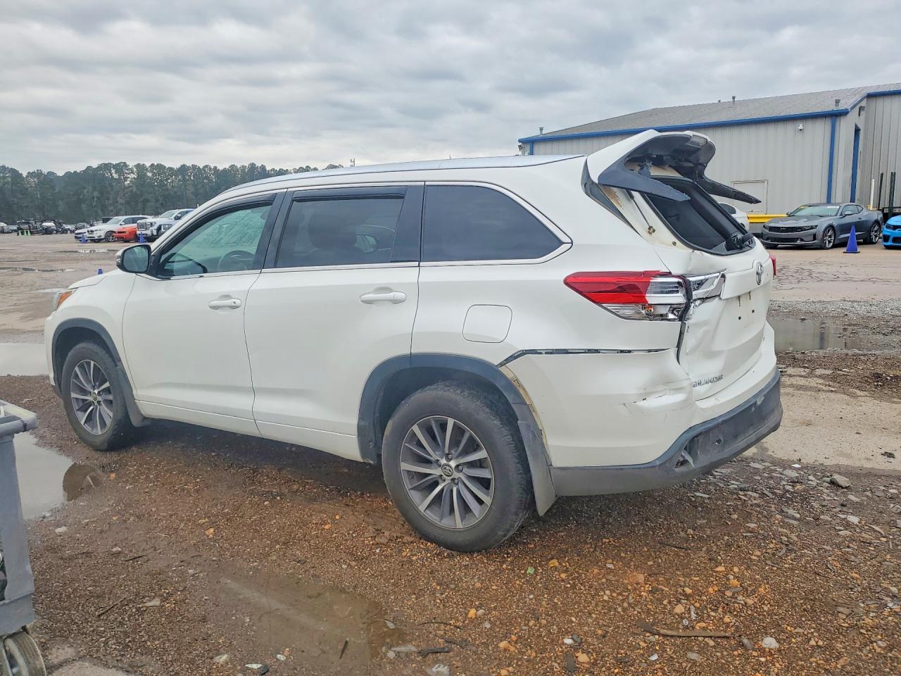 2018 TOYOTA HIGHLANDER XLE photo 2