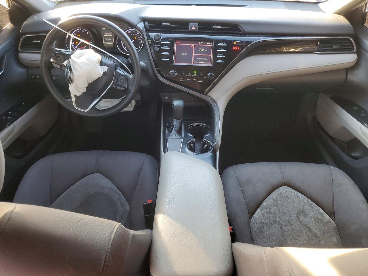2019 TOYOTA CAMRY LE photo 8
