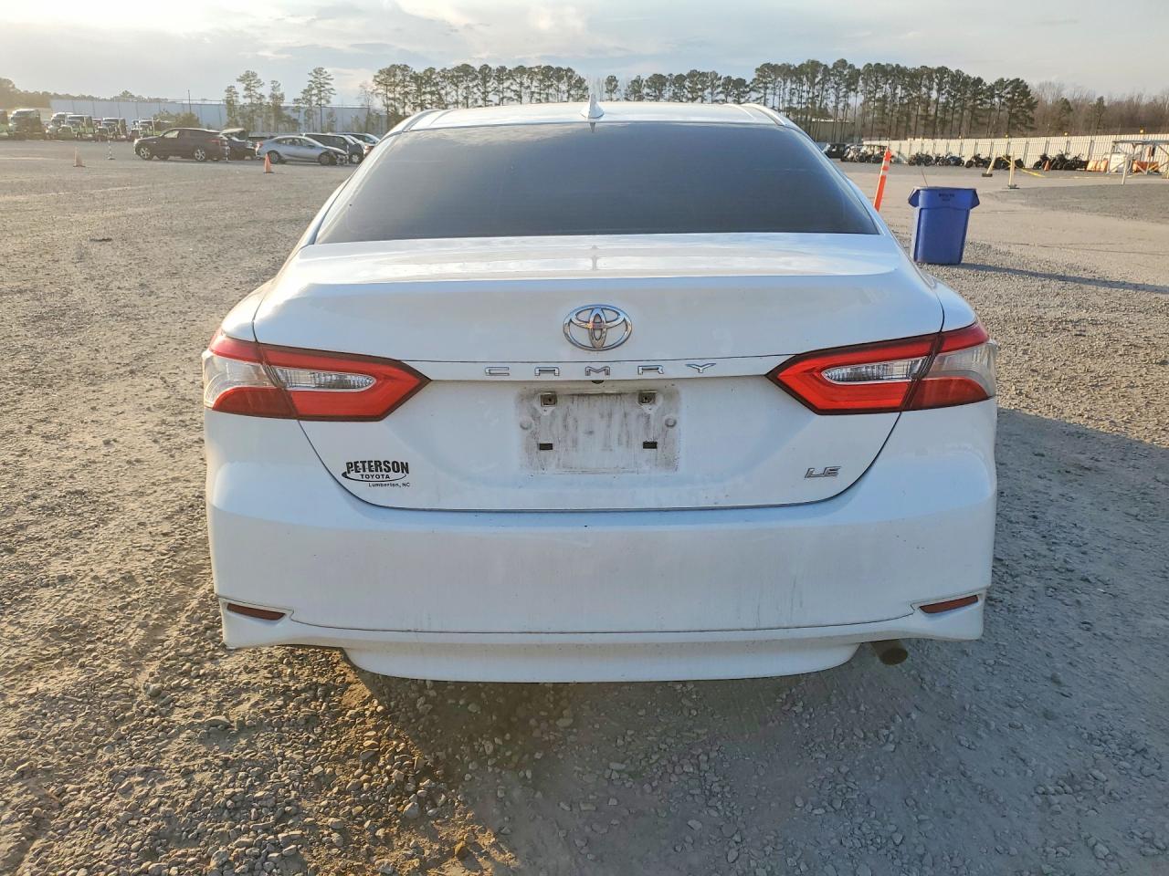 2019 TOYOTA CAMRY LE photo 6
