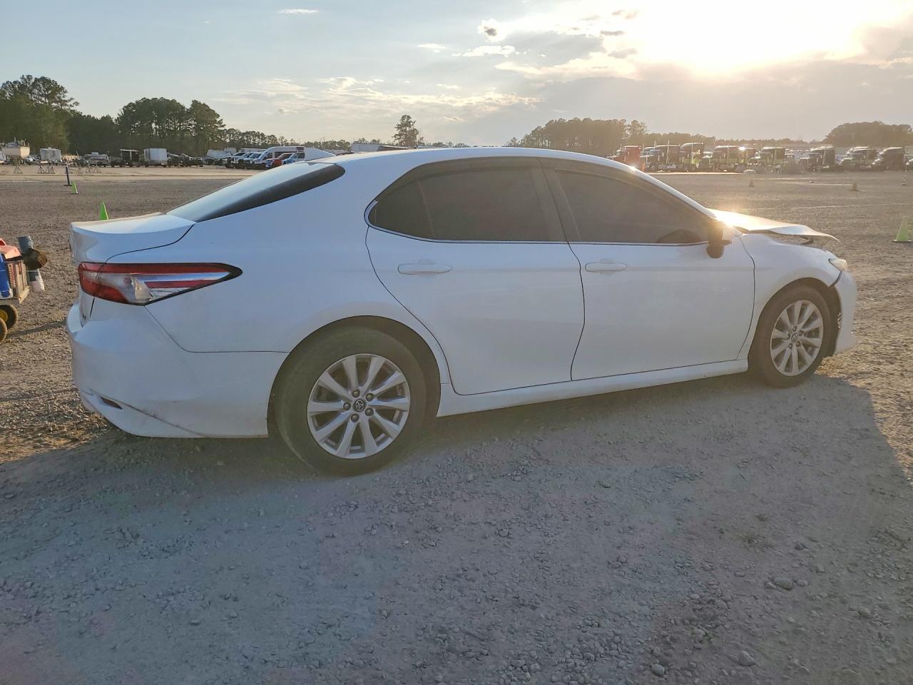 2019 TOYOTA CAMRY LE photo 3