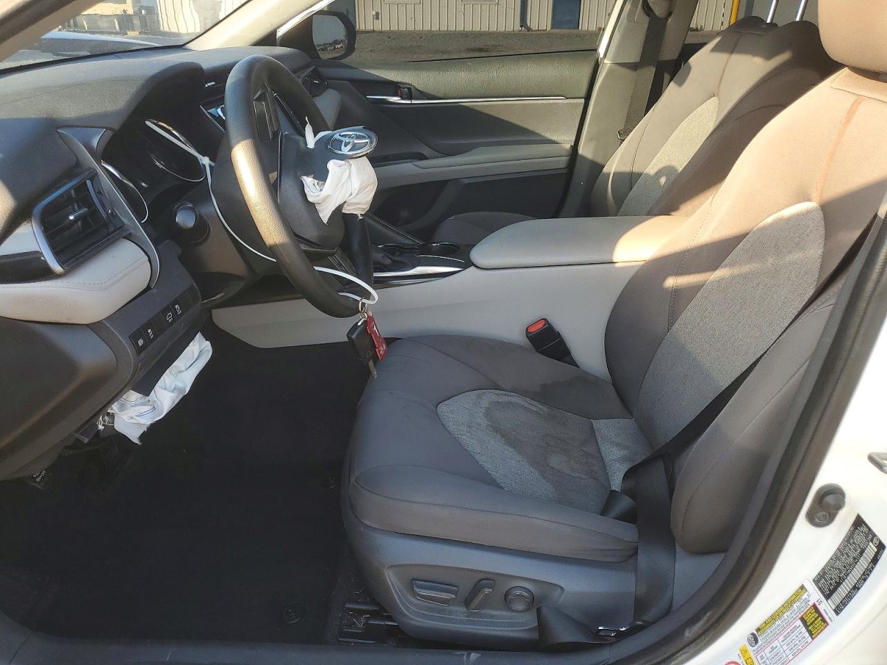 2019 TOYOTA CAMRY LE photo 7