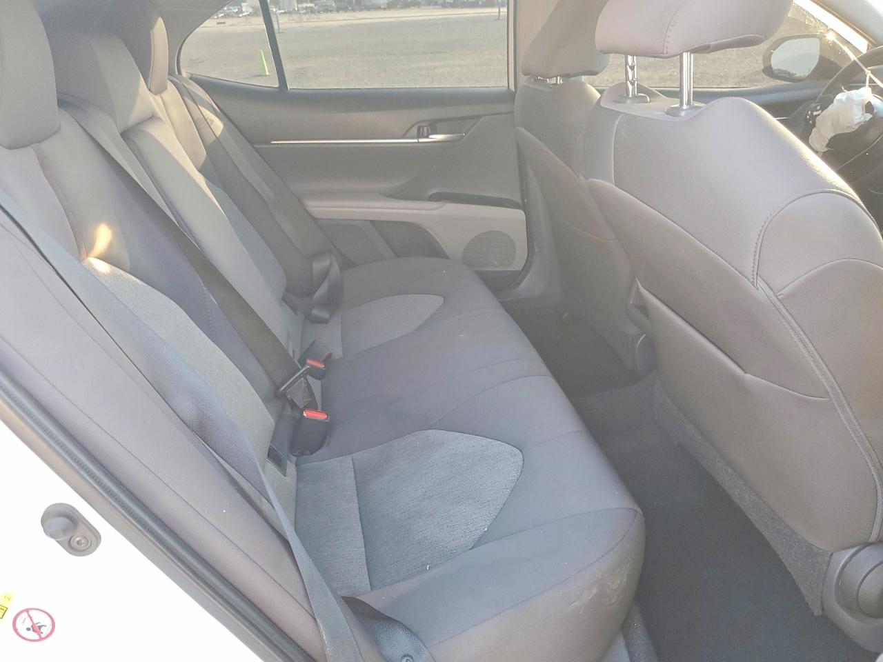 2019 TOYOTA CAMRY LE photo 10