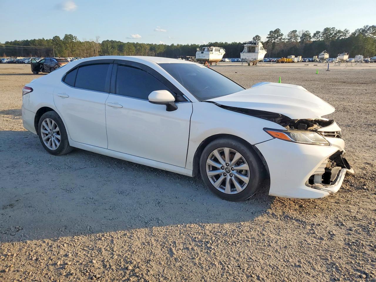 2019 TOYOTA CAMRY LE photo 4