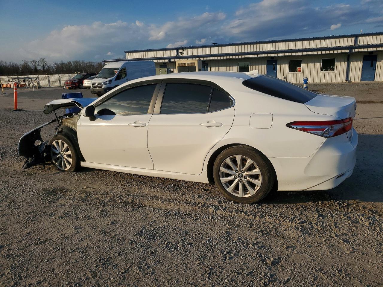 2019 TOYOTA CAMRY LE photo 2