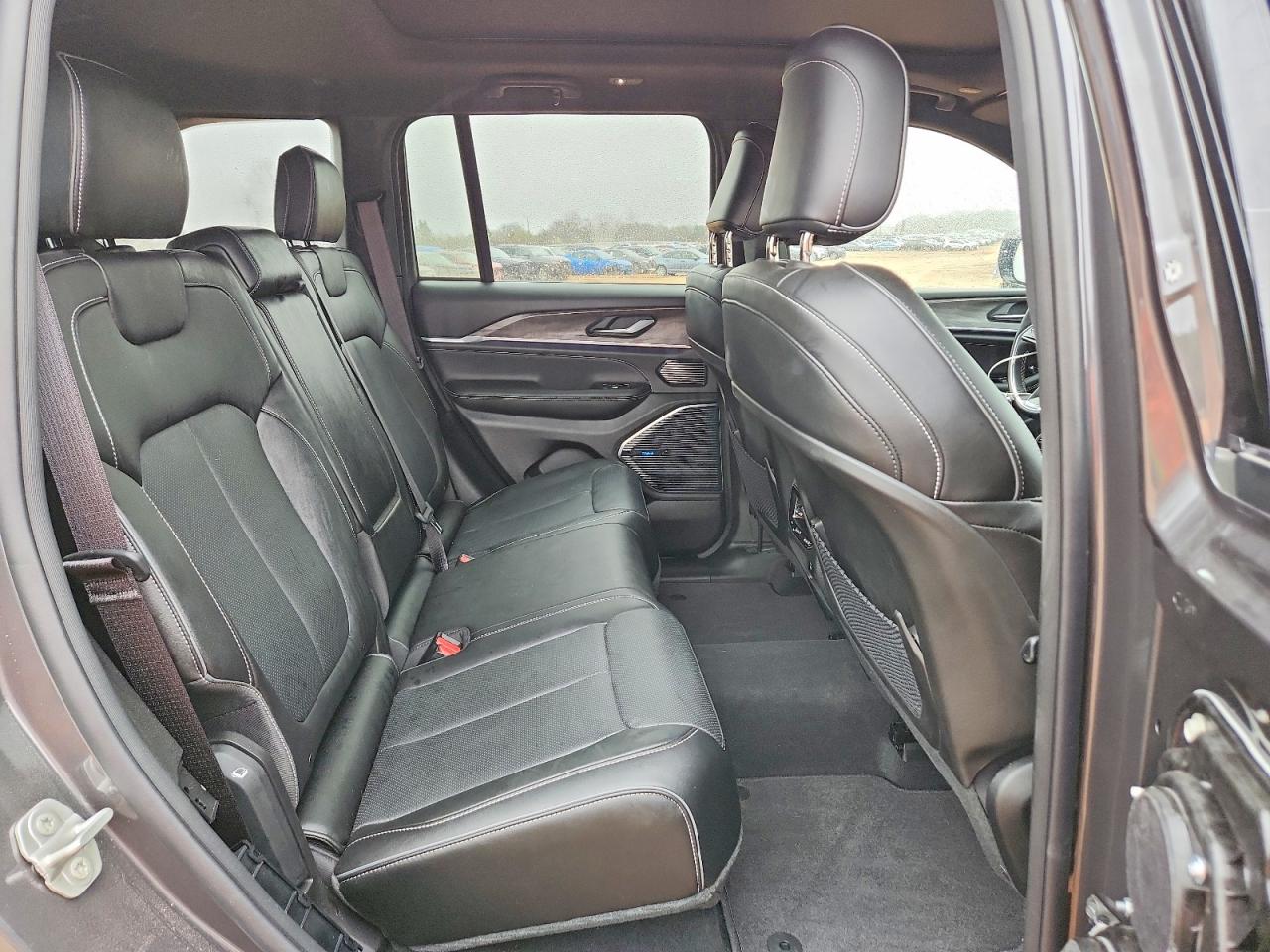 2023 JEEP GRAND CHEROKEE OVERLAND photo 21