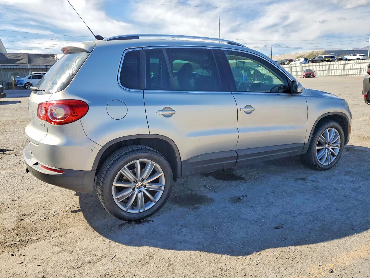 2011 VOLKSWAGEN TIGUAN S photo 3