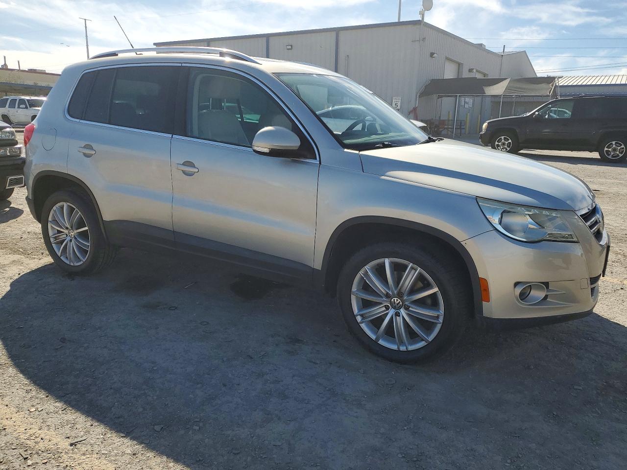 2011 VOLKSWAGEN TIGUAN S photo 4
