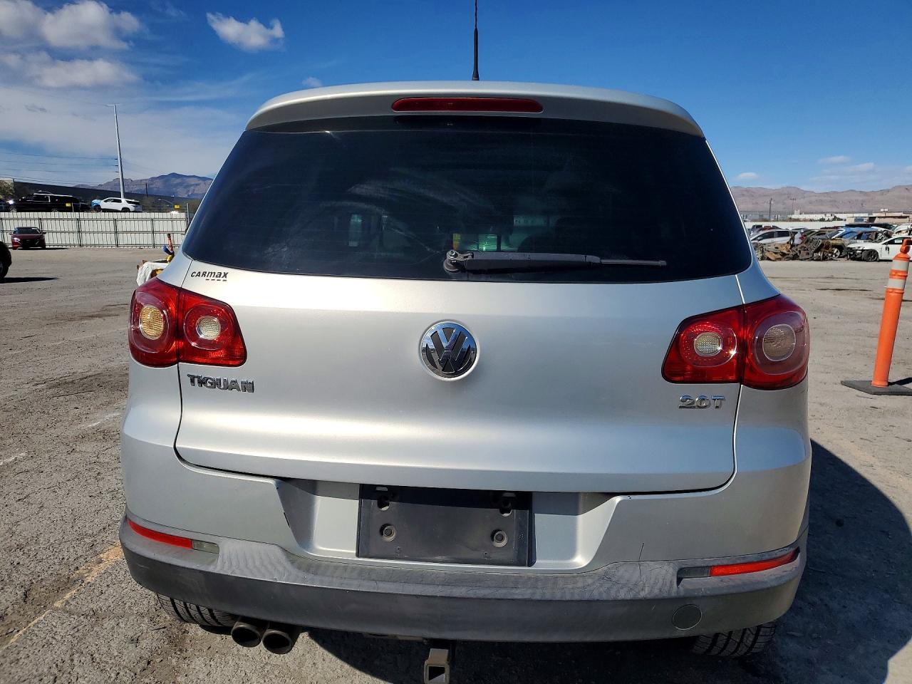 2011 VOLKSWAGEN TIGUAN S photo 6