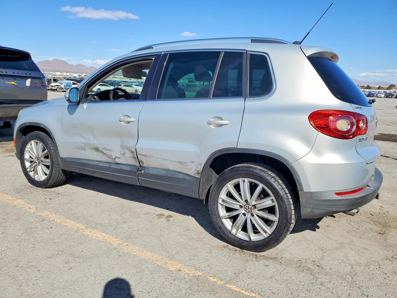 2011 VOLKSWAGEN TIGUAN S photo 2