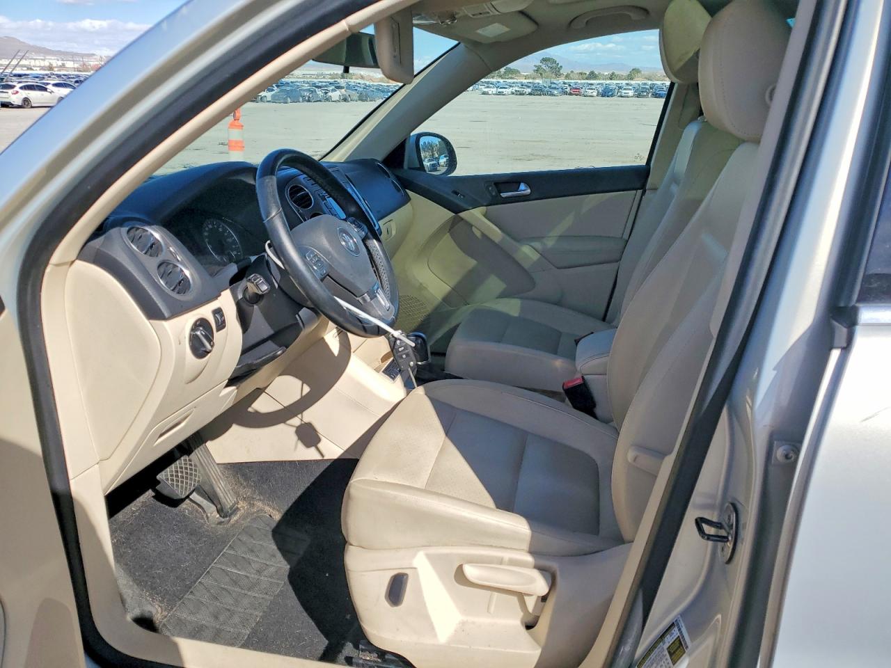 2011 VOLKSWAGEN TIGUAN S photo 7