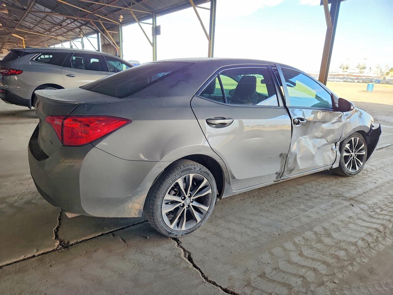 2017 TOYOTA COROLLA SE photo 3