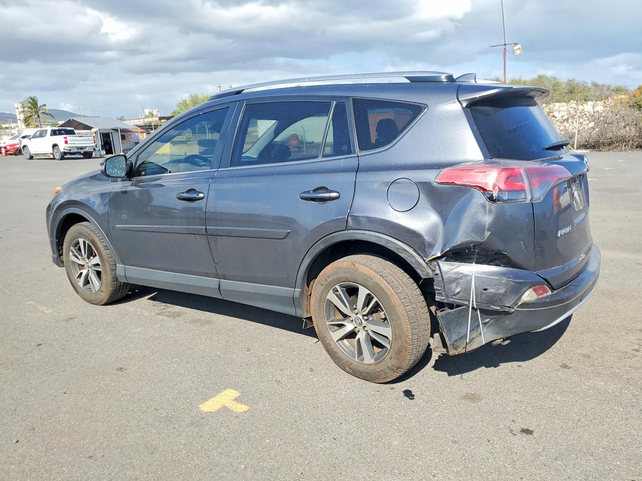 2018 TOYOTA RAV4 XLE photo 2