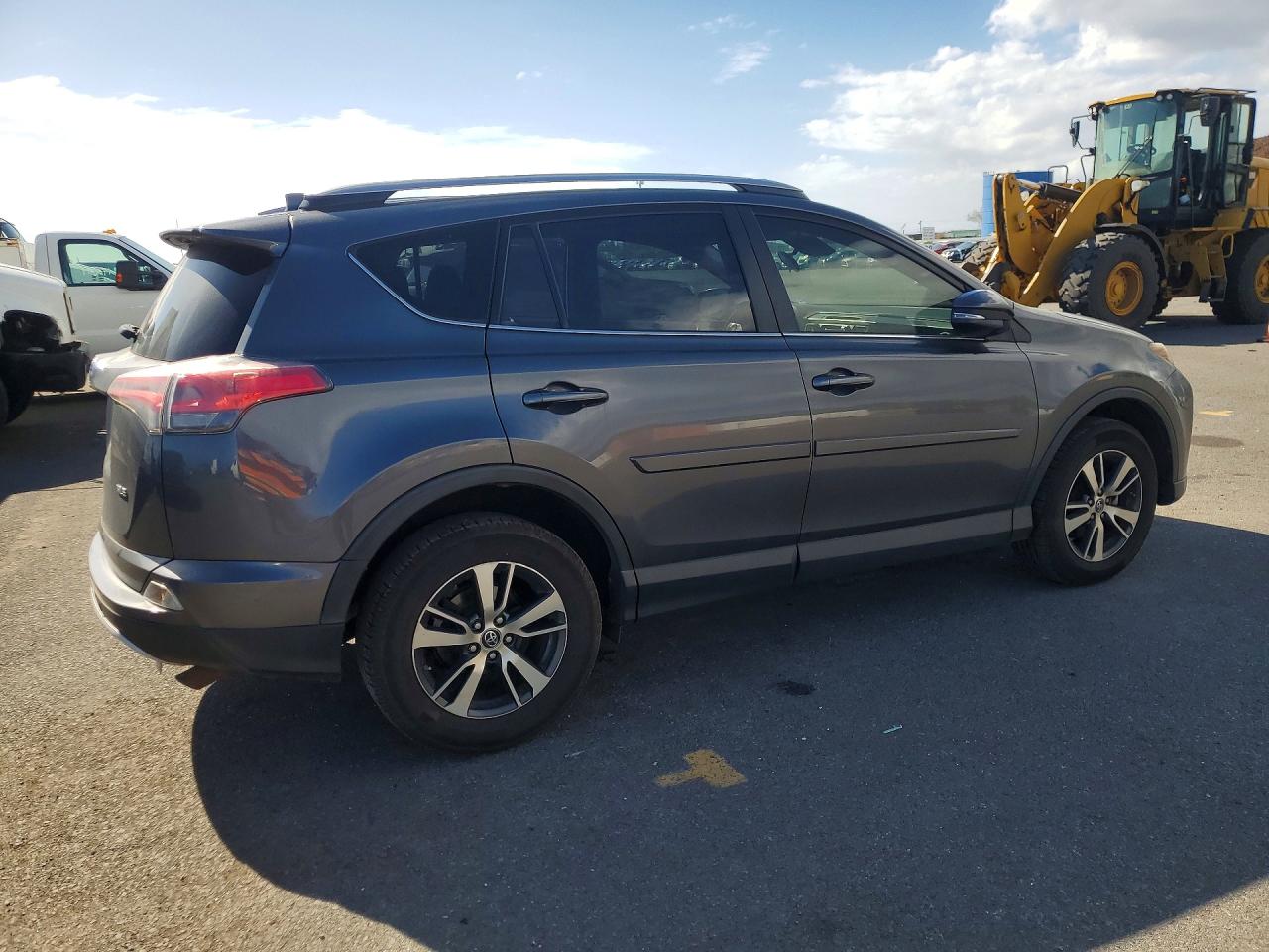 2018 TOYOTA RAV4 XLE photo 3