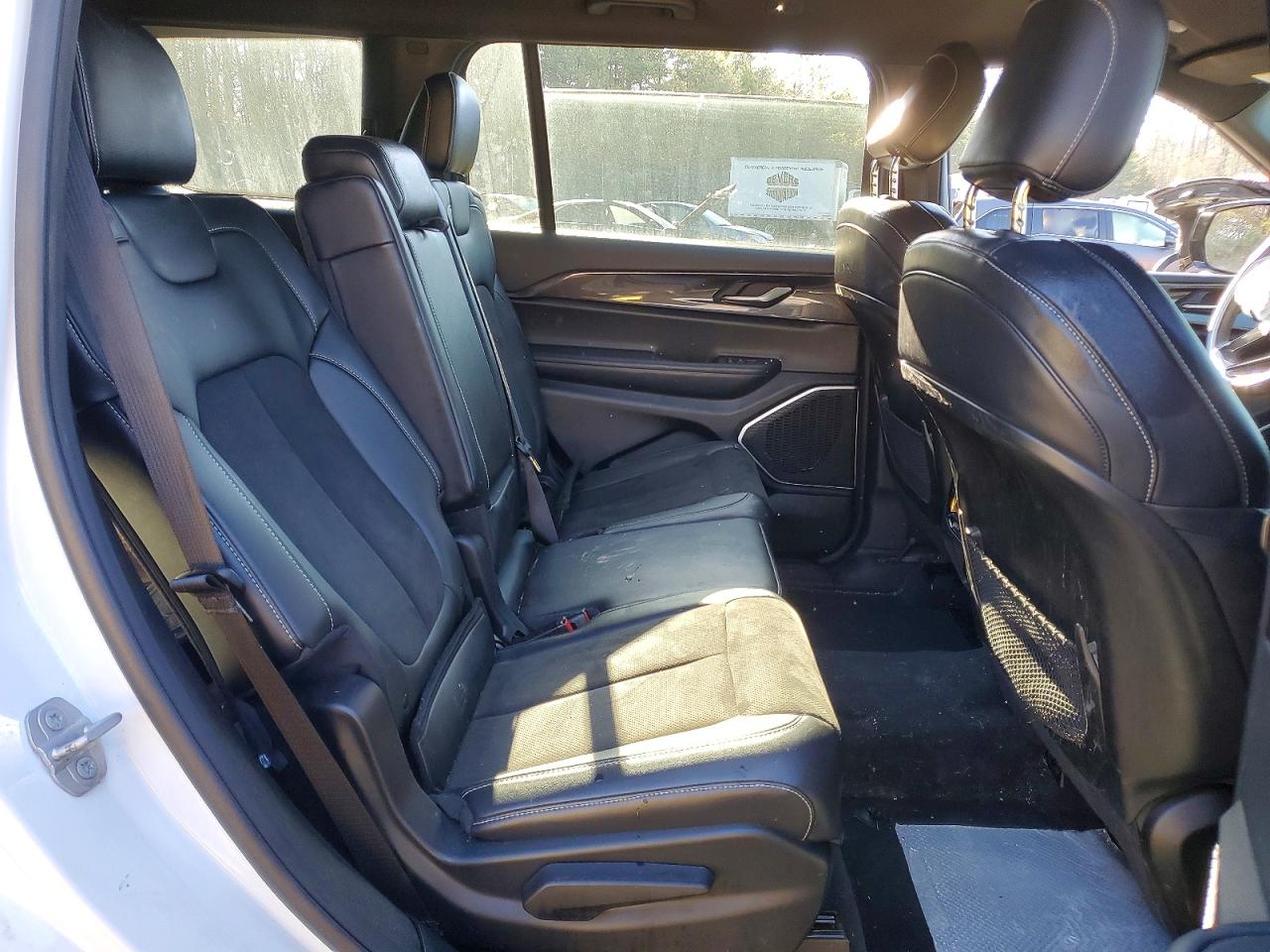 2022 JEEP GRAND CHEROKEE L LAREDO photo 11