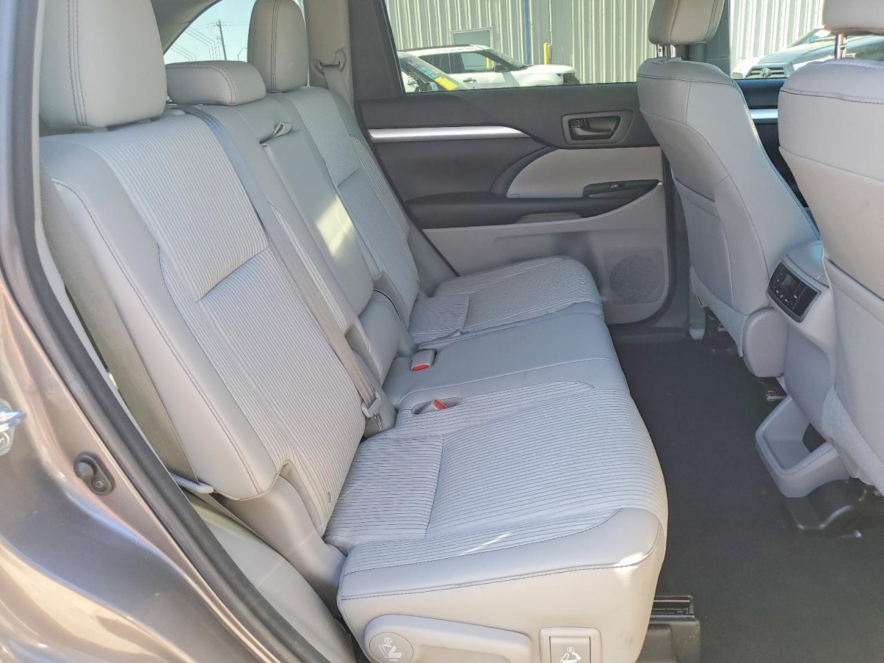 2016 TOYOTA HIGHLANDER LE PLUS photo 31