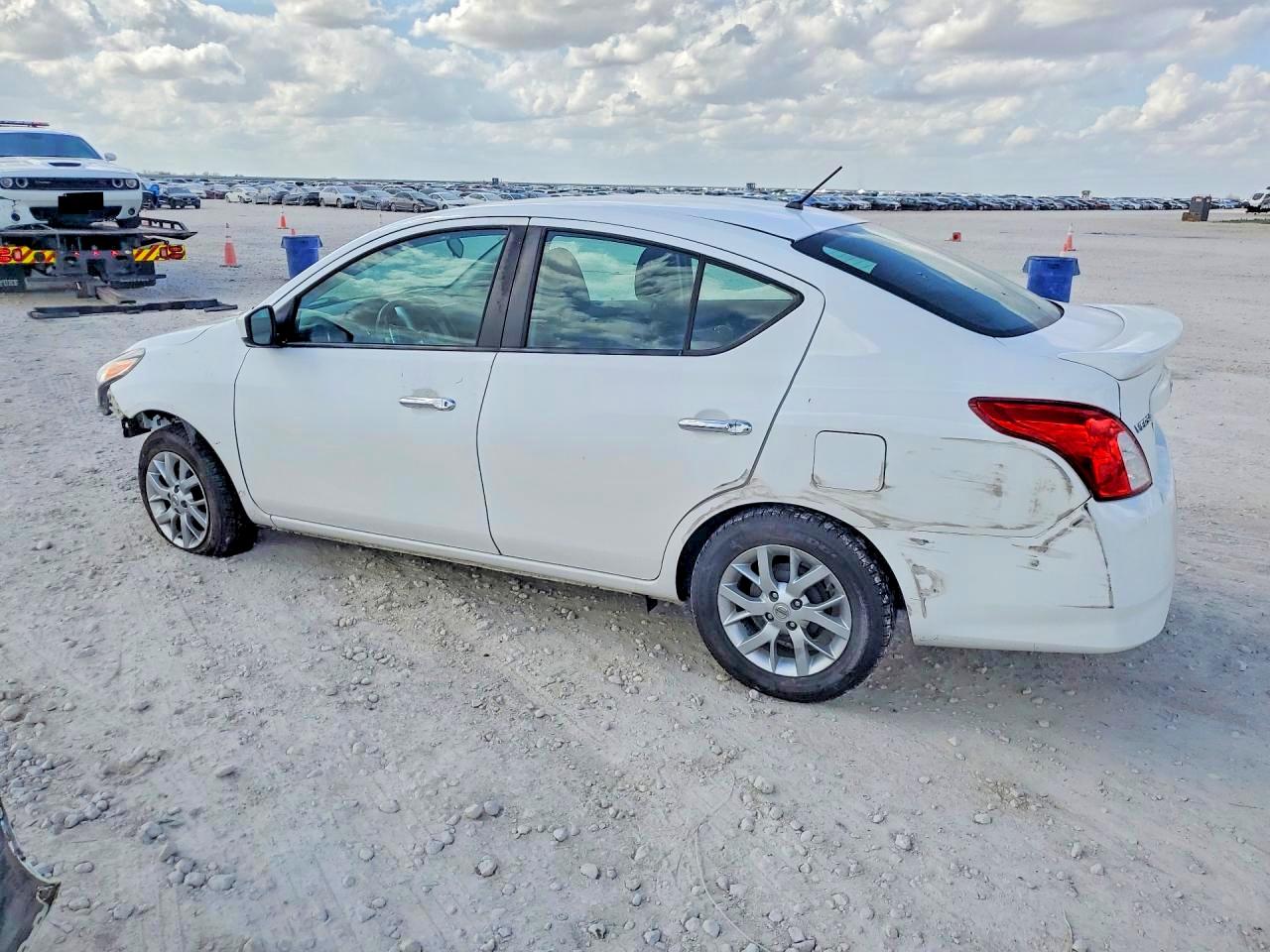 2018 NISSAN VERSA SV photo 2
