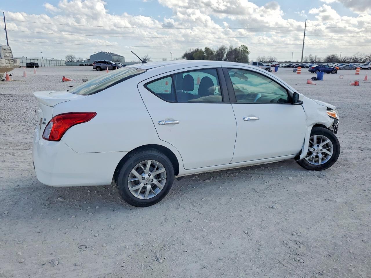 2018 NISSAN VERSA SV photo 3