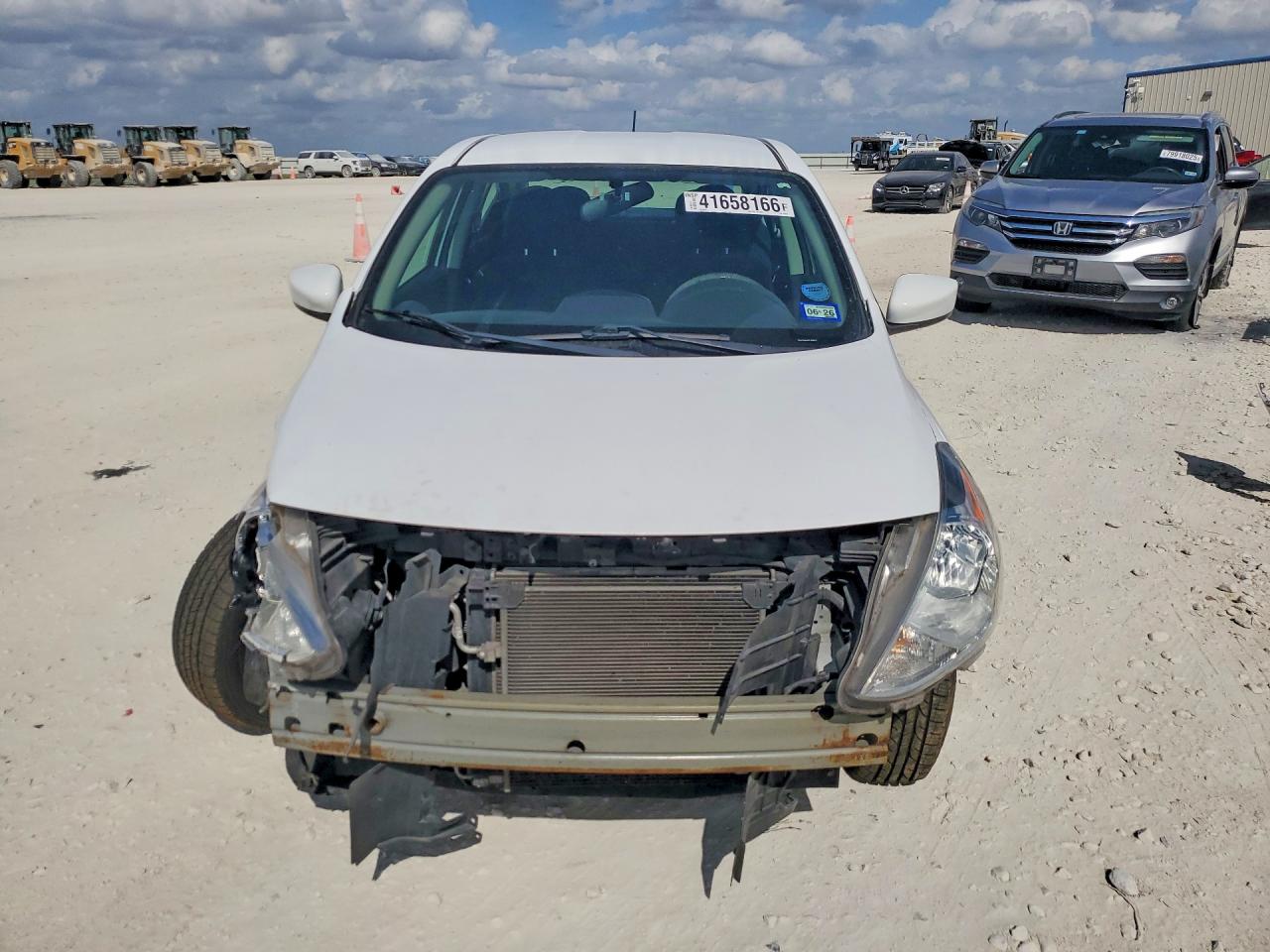 2018 NISSAN VERSA SV photo 5