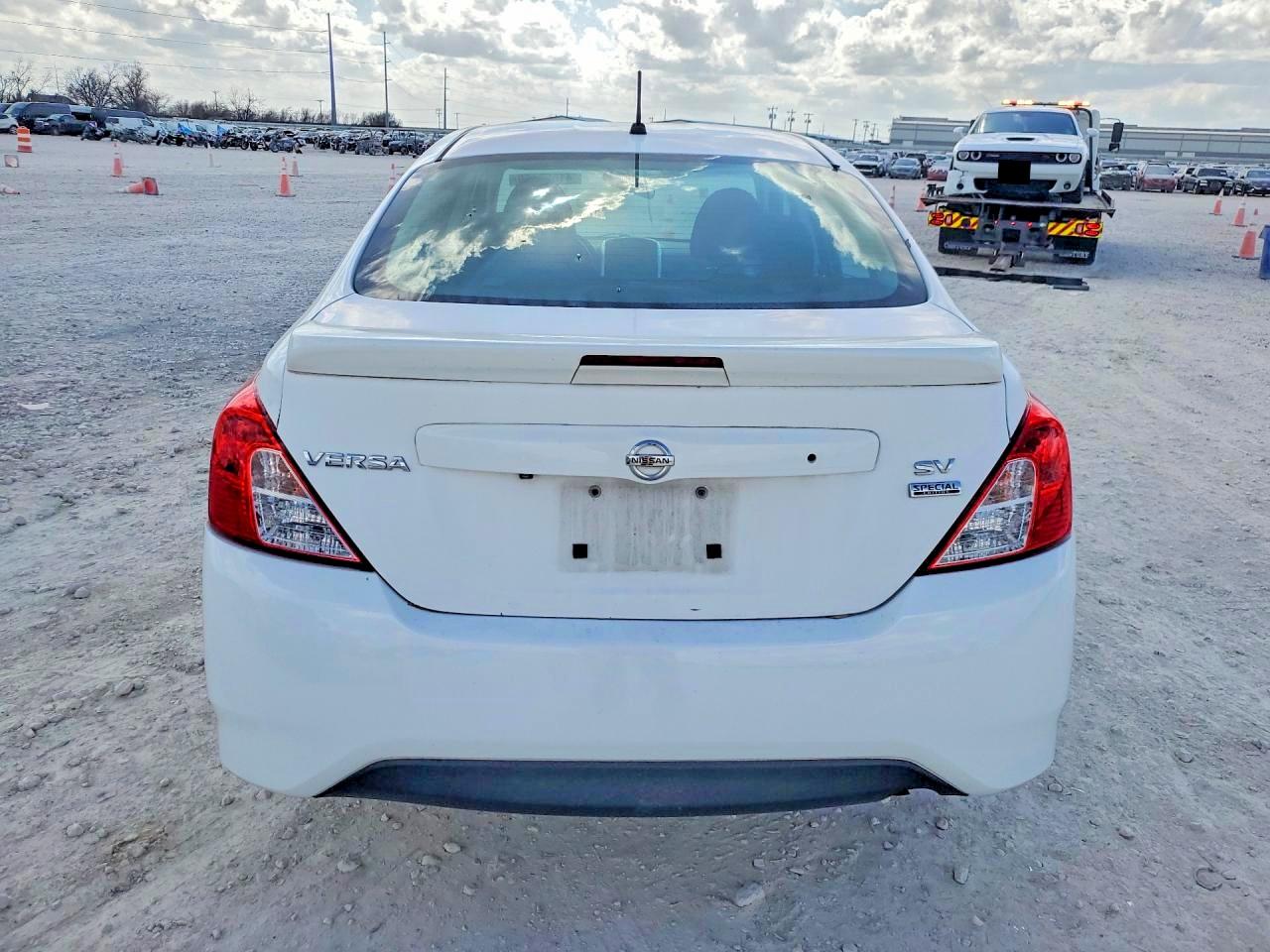 2018 NISSAN VERSA SV photo 6