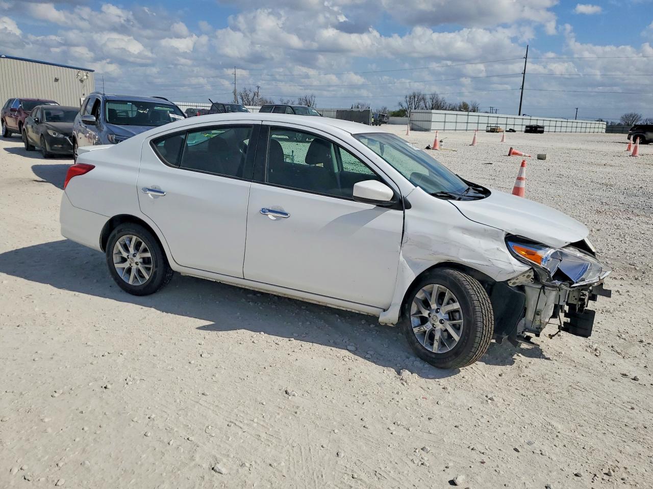 2018 NISSAN VERSA SV photo 4